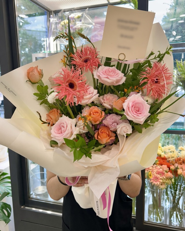 香港からのご注文の手束ブーケ — ソウルのBloom & Greenアトリエでお受け取り